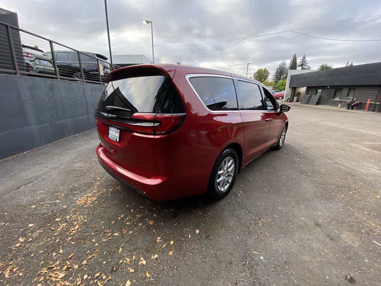 Used 2025 Chrysler Pacifica Select FWD image 6