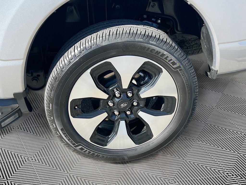 Used 2023 Ford F150 Lightning Platinum AWD/4WD image 32