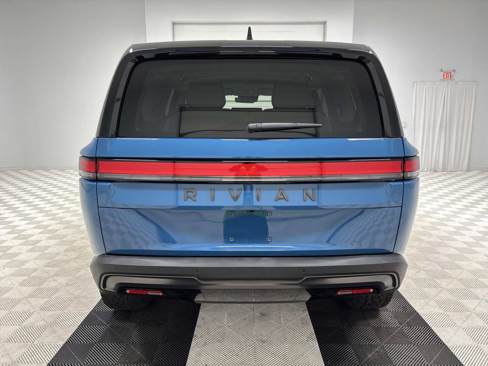 Used 2025 Rivian R1S Adventure AWD/4WD image 4