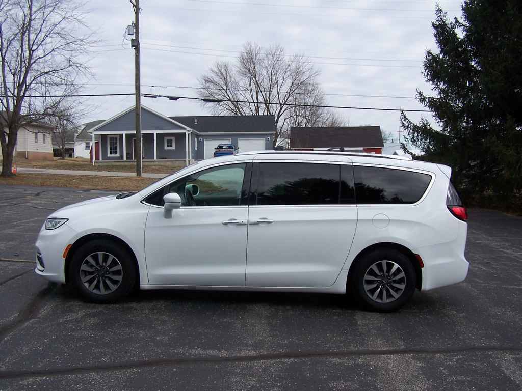 Used 2021 Chrysler Pacifica Touring-L FWD image 6