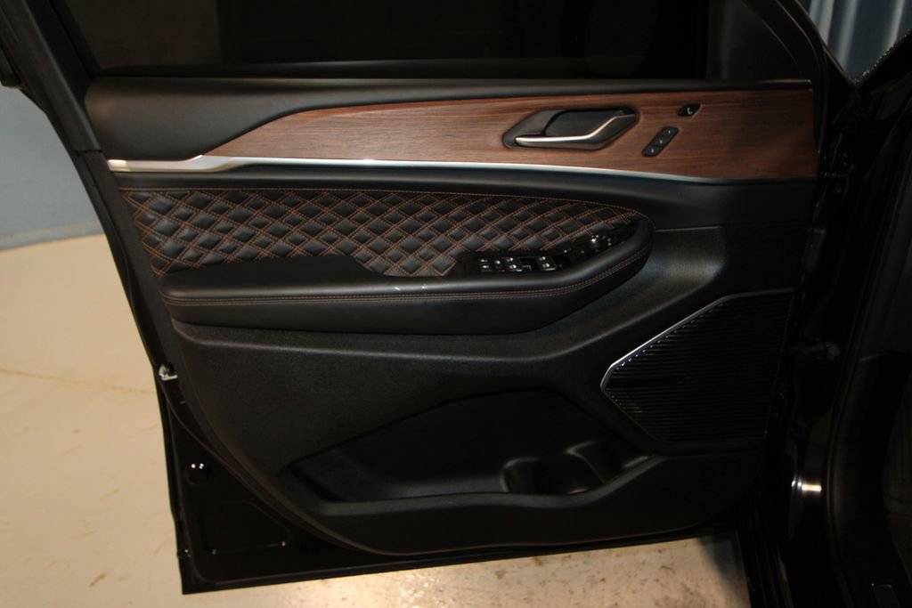 Used 2023 Jeep Grand Cherokee L Summit w/ Advanced Protech Group IV image 5