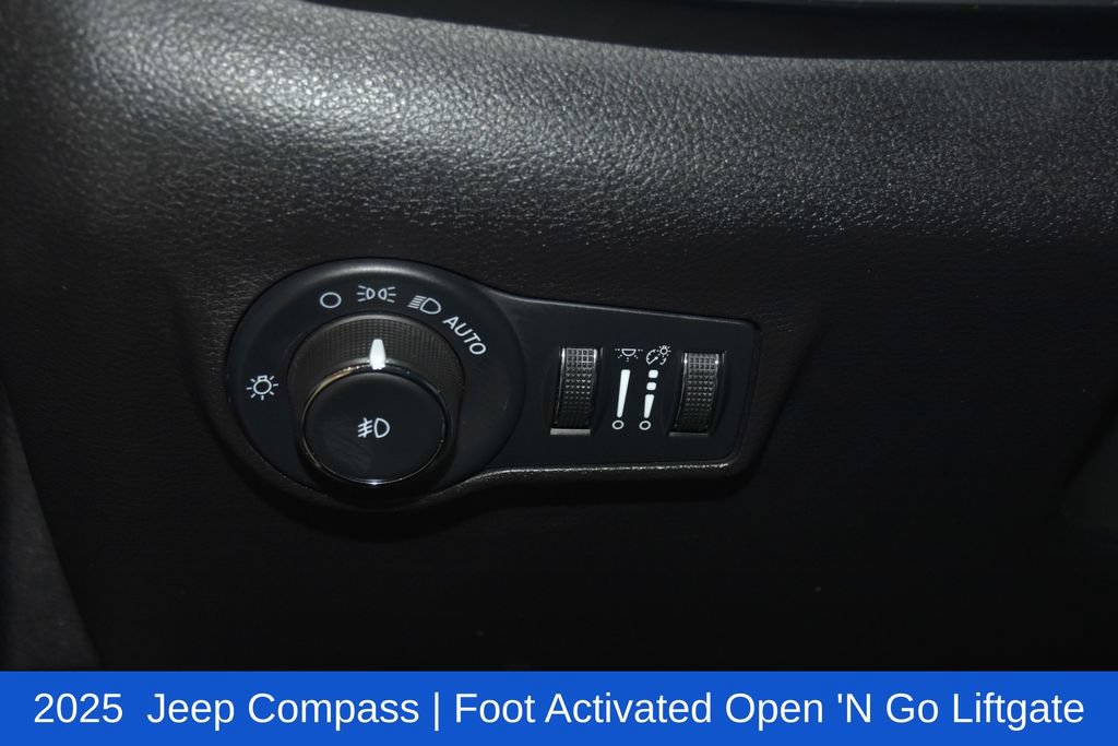 Used 2025 Jeep Compass Latitude w/ Sun & Sound Group AWD/4WD image 10