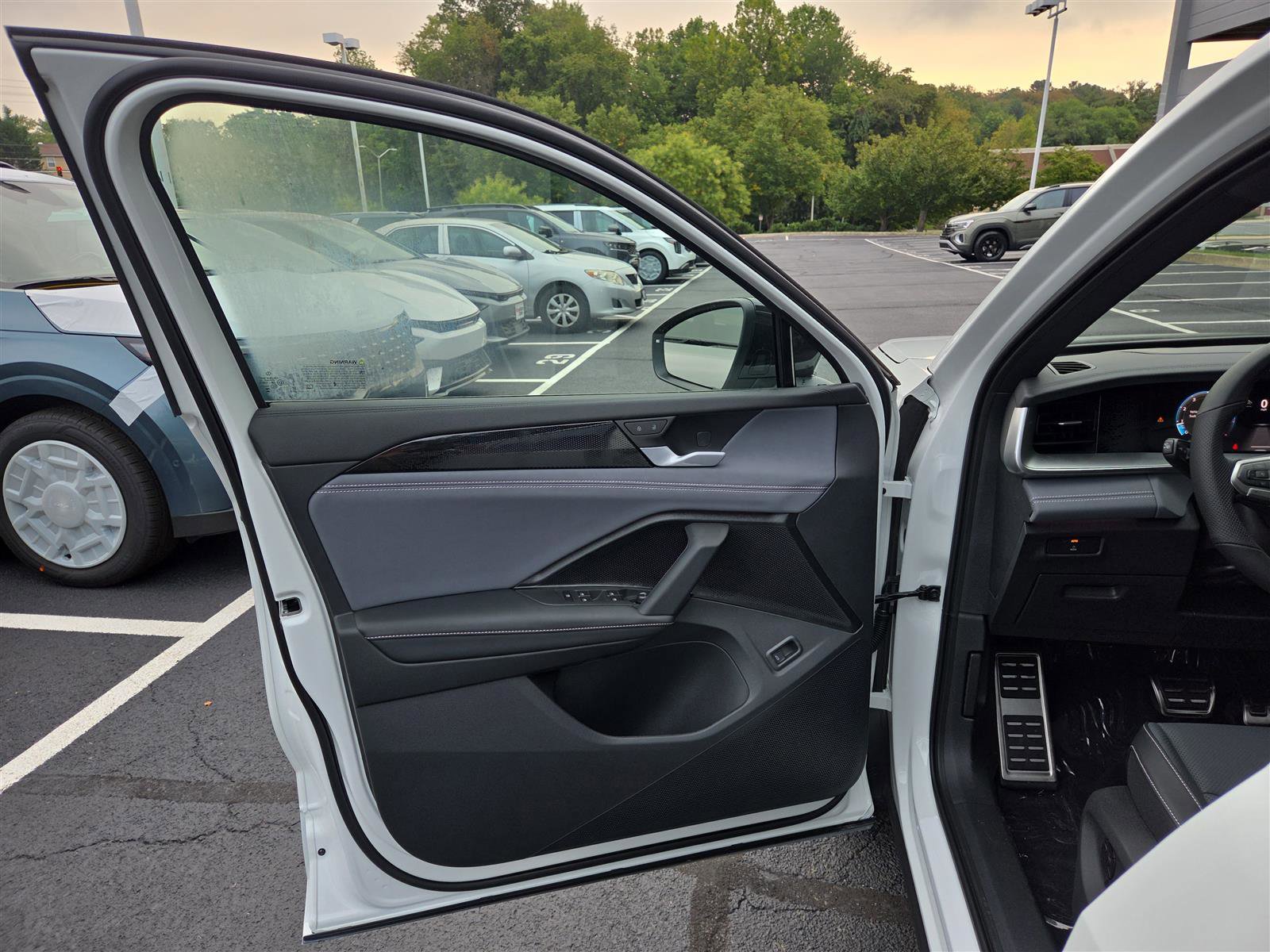 New 2025 Volkswagen Tiguan SE R-Line image 11