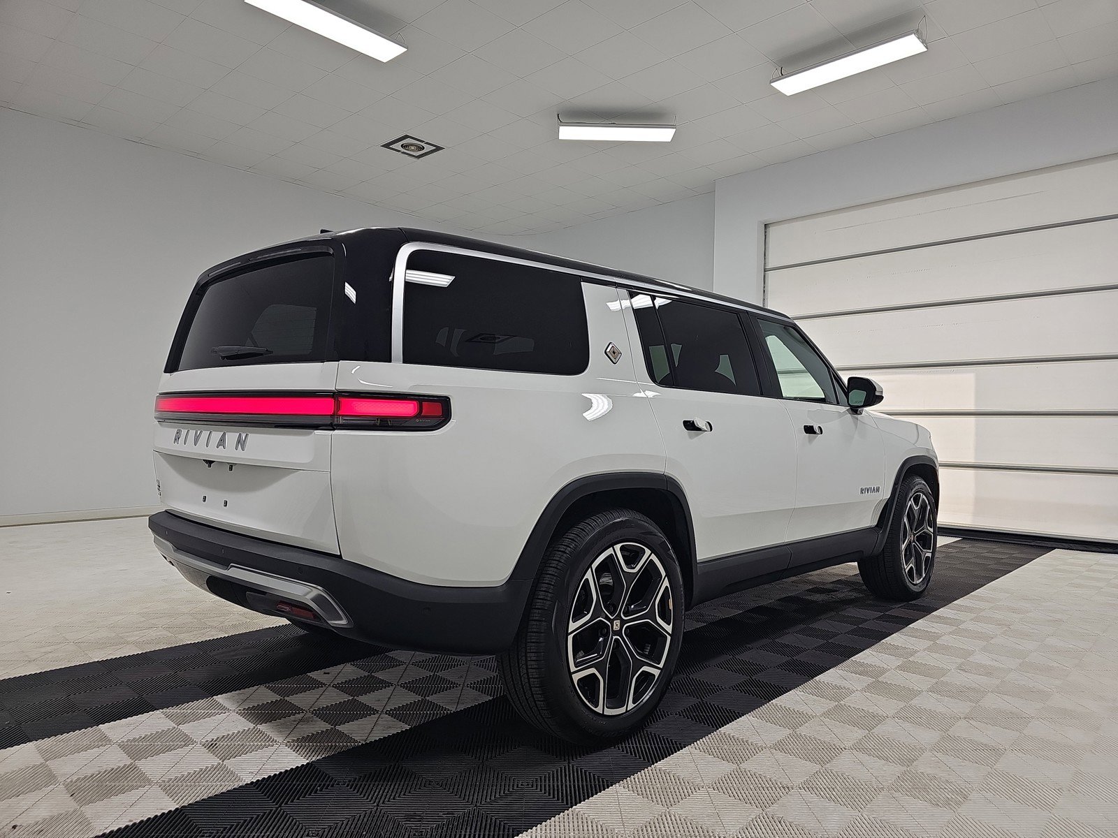 Used 2024 Rivian R1S Adventure AWD/4WD image 5