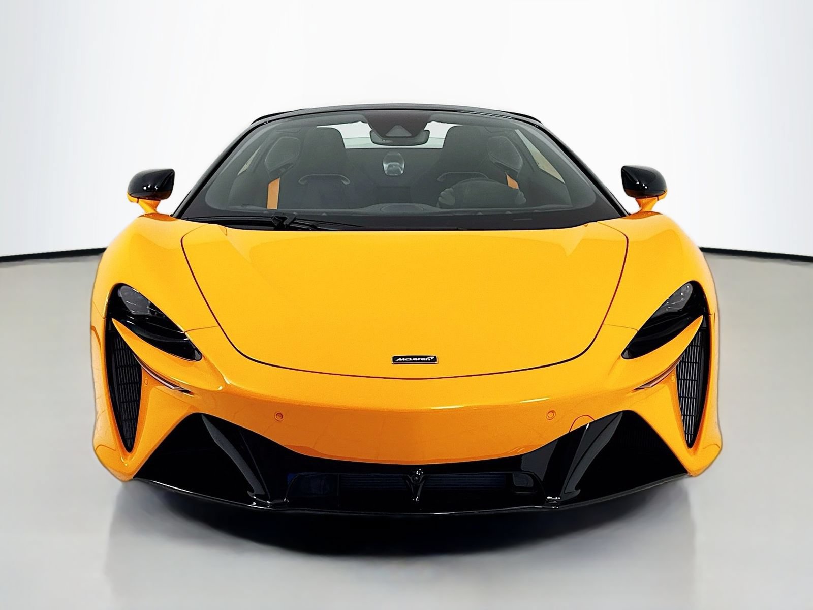 Used 2025 McLaren Artura Spider RWD image 2