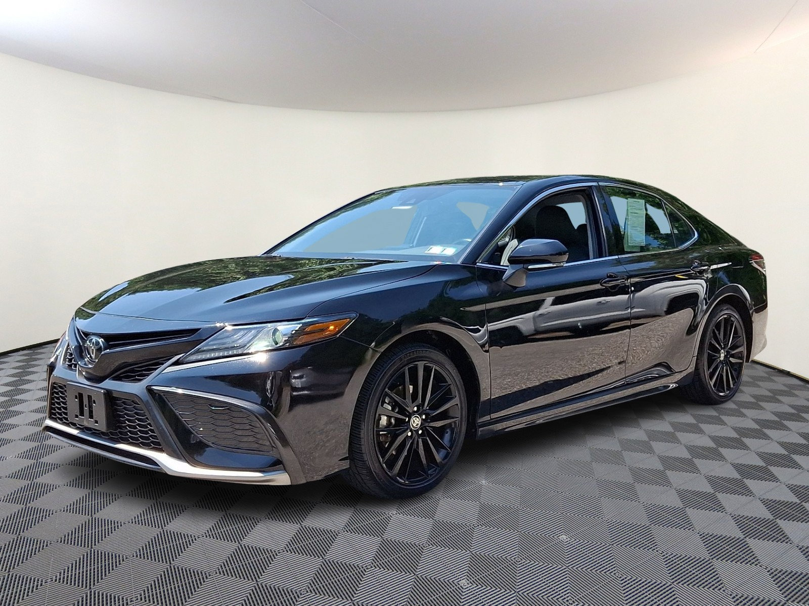 Used 2024 Toyota Camry XSE FWD image 3