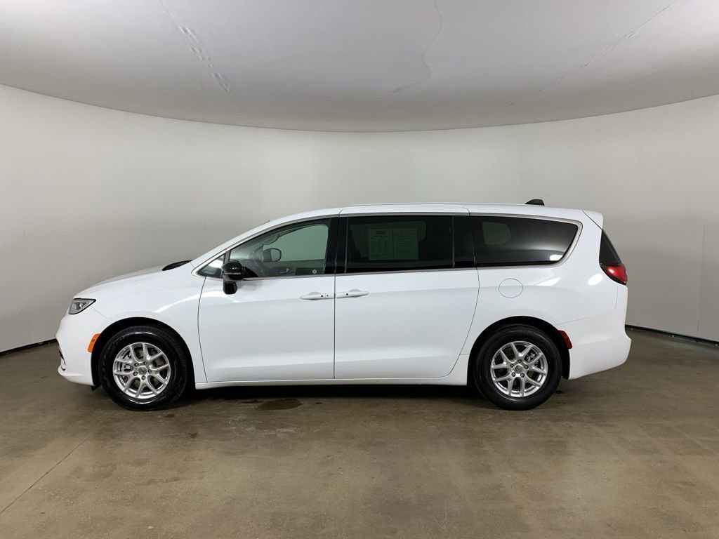 Used 2024 Chrysler Pacifica Touring-L image 17