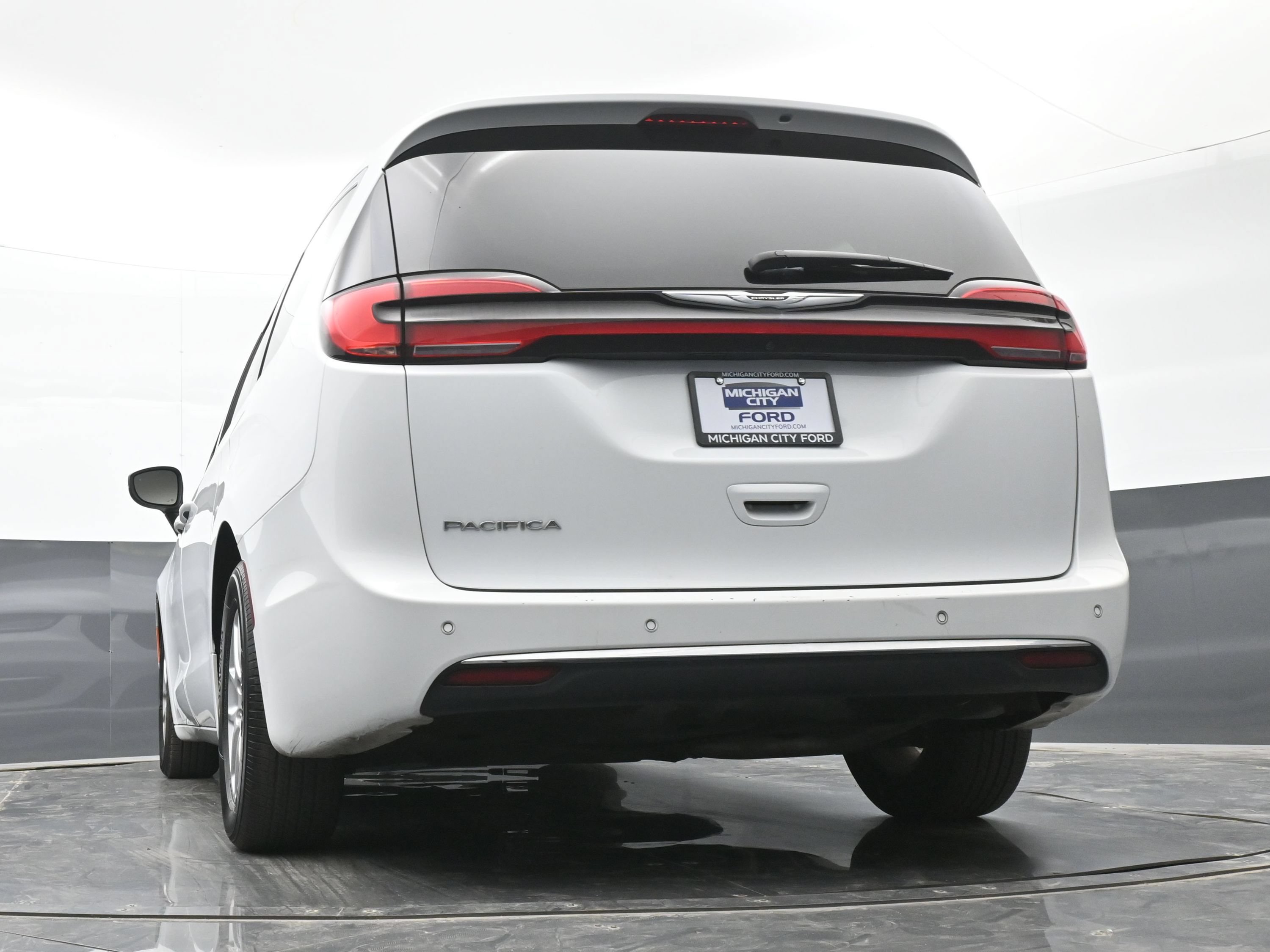 Used 2023 Chrysler Pacifica Touring FWD image 34