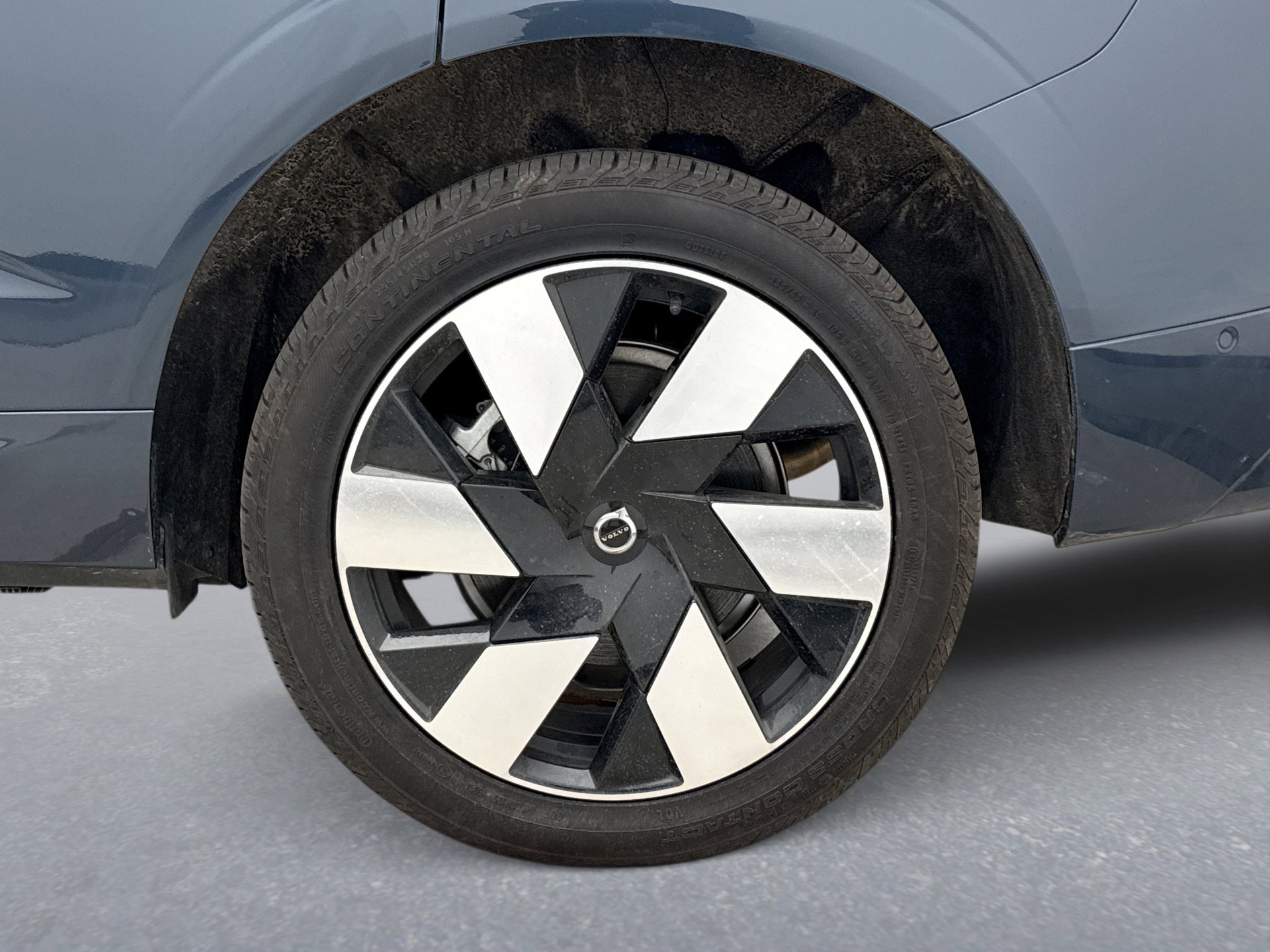 Used 2025 Volvo XC60 T8 Plus w/ Climate Package image 27