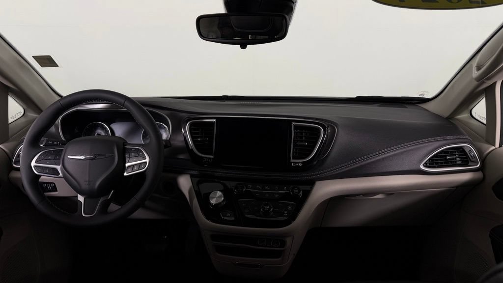 Used 2024 Chrysler Pacifica Touring-L AWD/4WD image 35