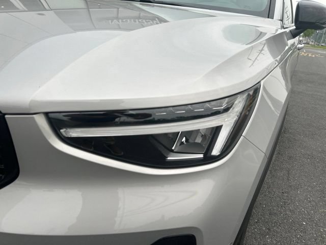 Certified 2025 Volvo XC40 B5 Plus AWD/4WD image 8
