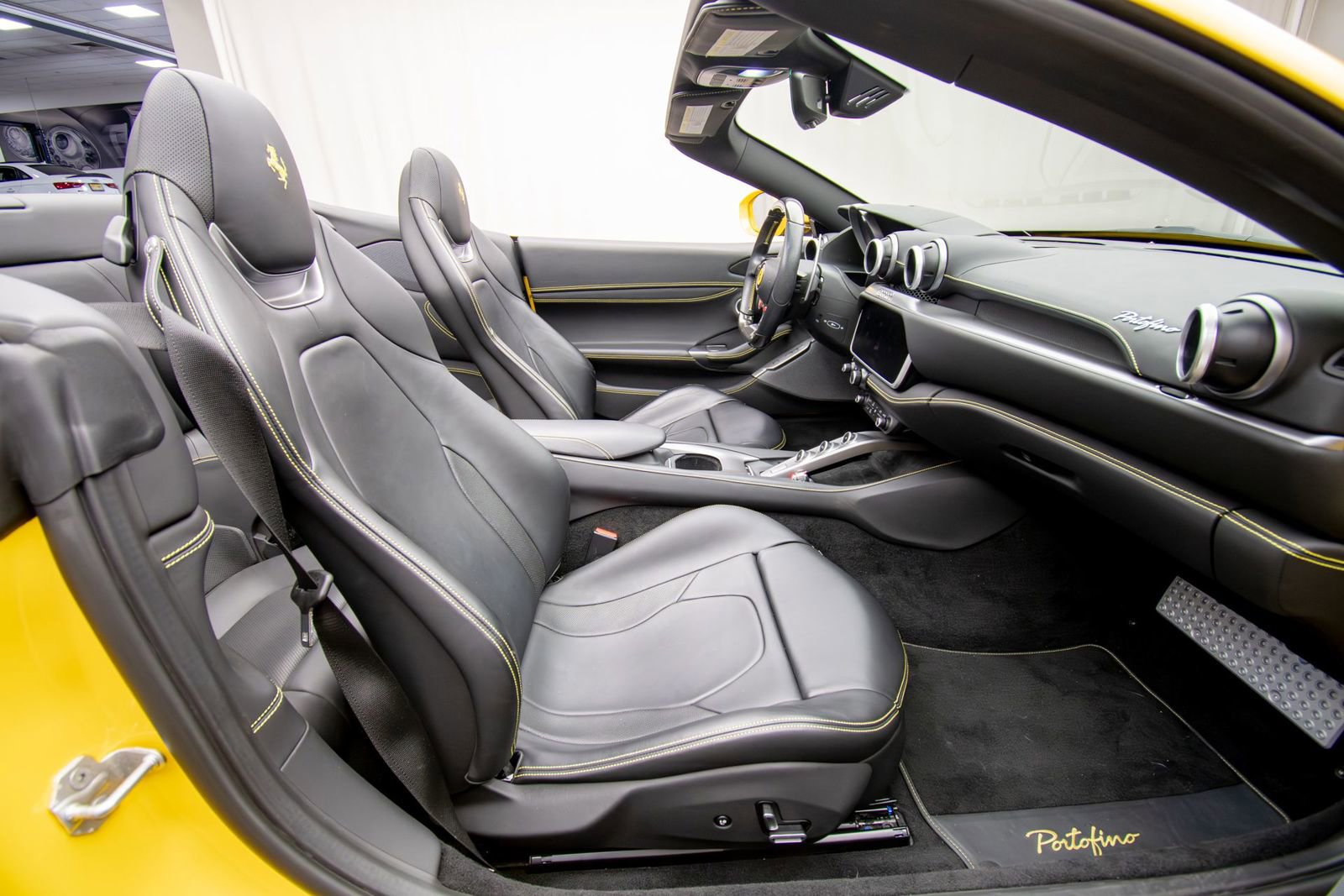 Used 2019 Ferrari Portofino RWD image 22