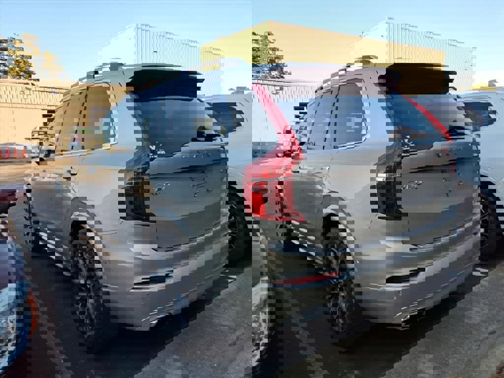 Used 2018 Volvo XC90 T6 Momentum w/ Convenience Package image 4