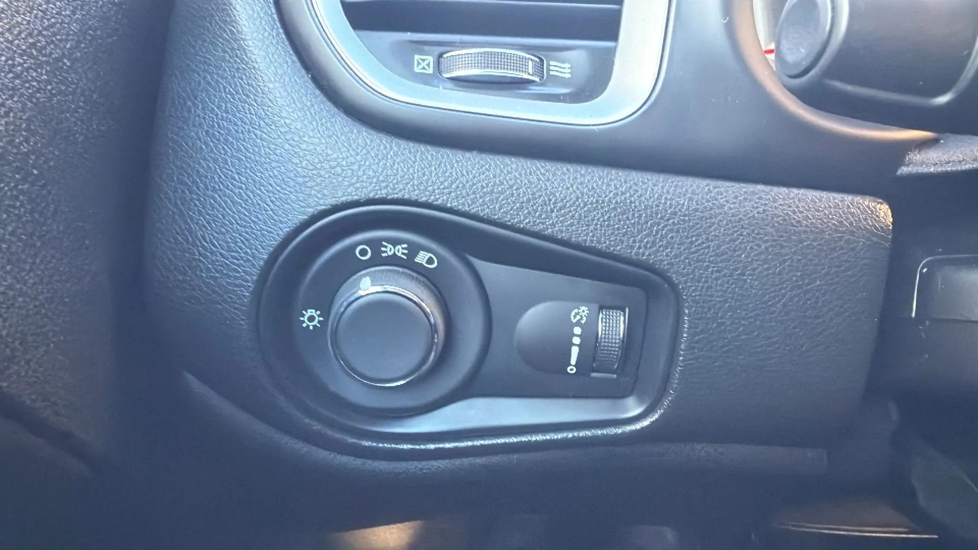 Used 2021 Jeep Renegade Sport image 15