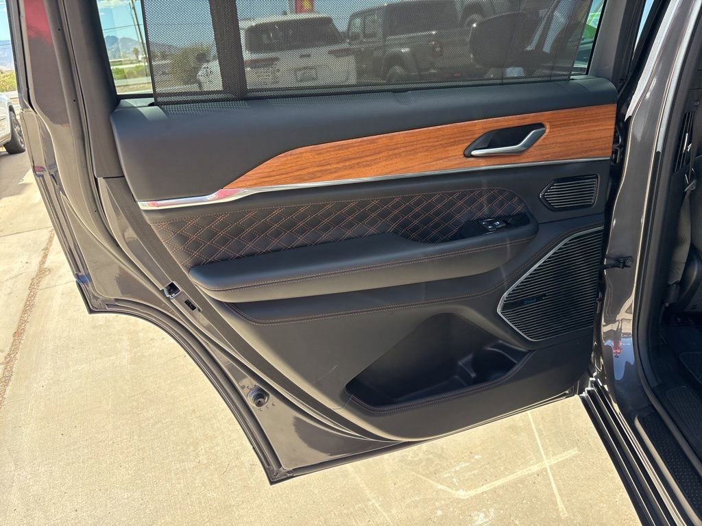 Used 2023 Jeep Grand Cherokee L Summit AWD/4WD image 17