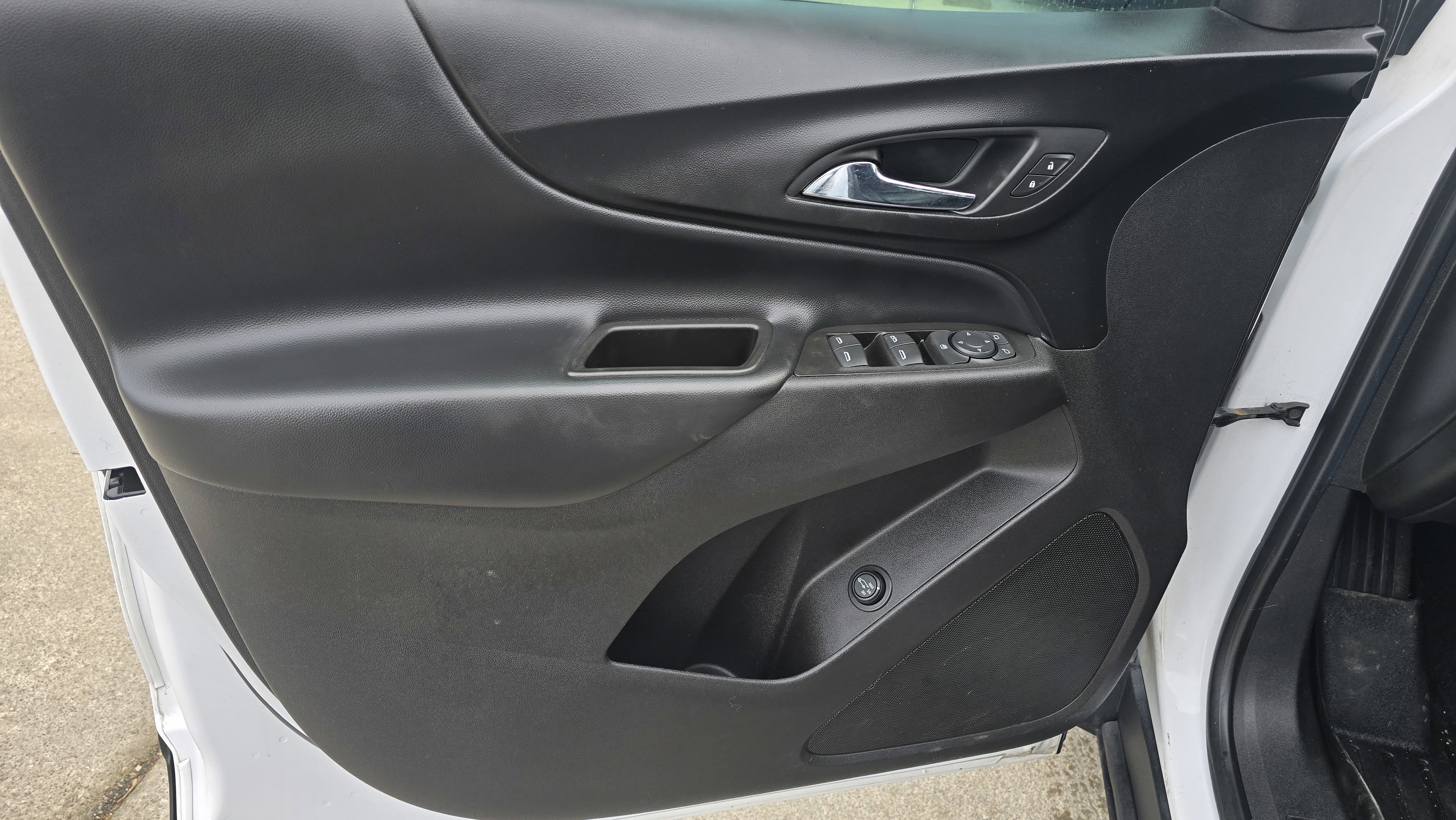 Used 2018 Chevrolet Equinox LT w/ Sun & Infotainment Package image 11