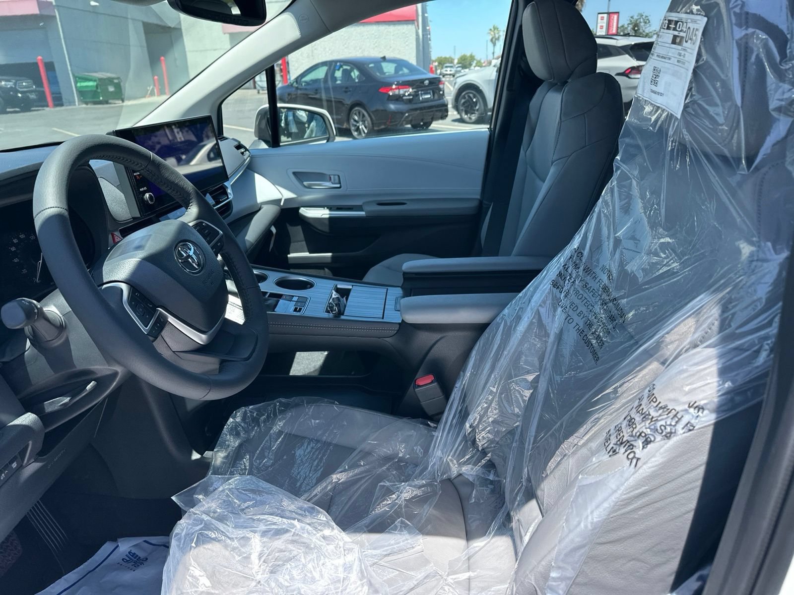 Used 2026 Toyota Sienna XLE FWD image 7