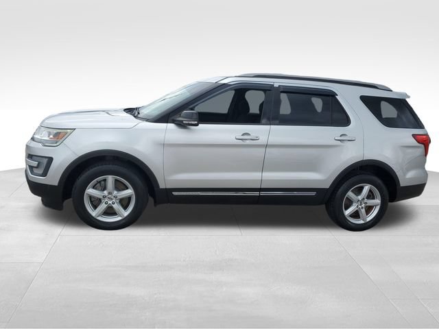 Used 2017 Ford Explorer XLT w/ Equipment Group 201A AWD/4WD image 7