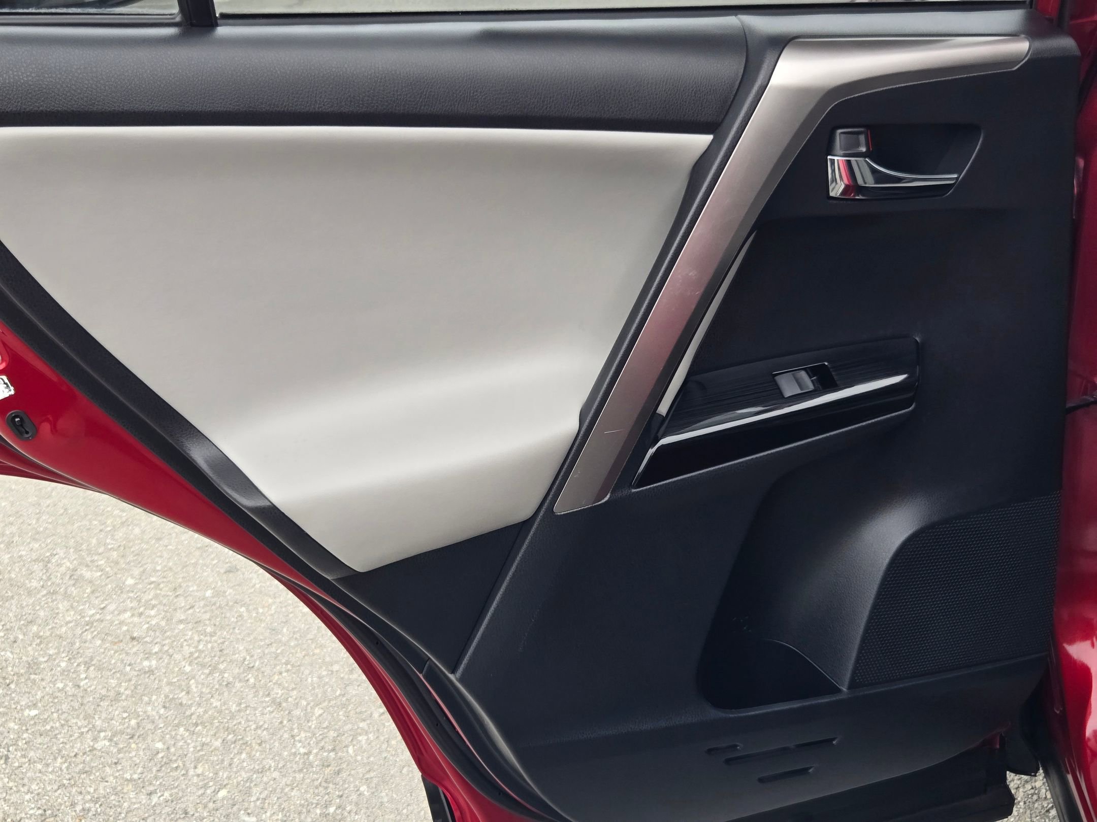 Used 2018 Toyota RAV4 Limited image 27