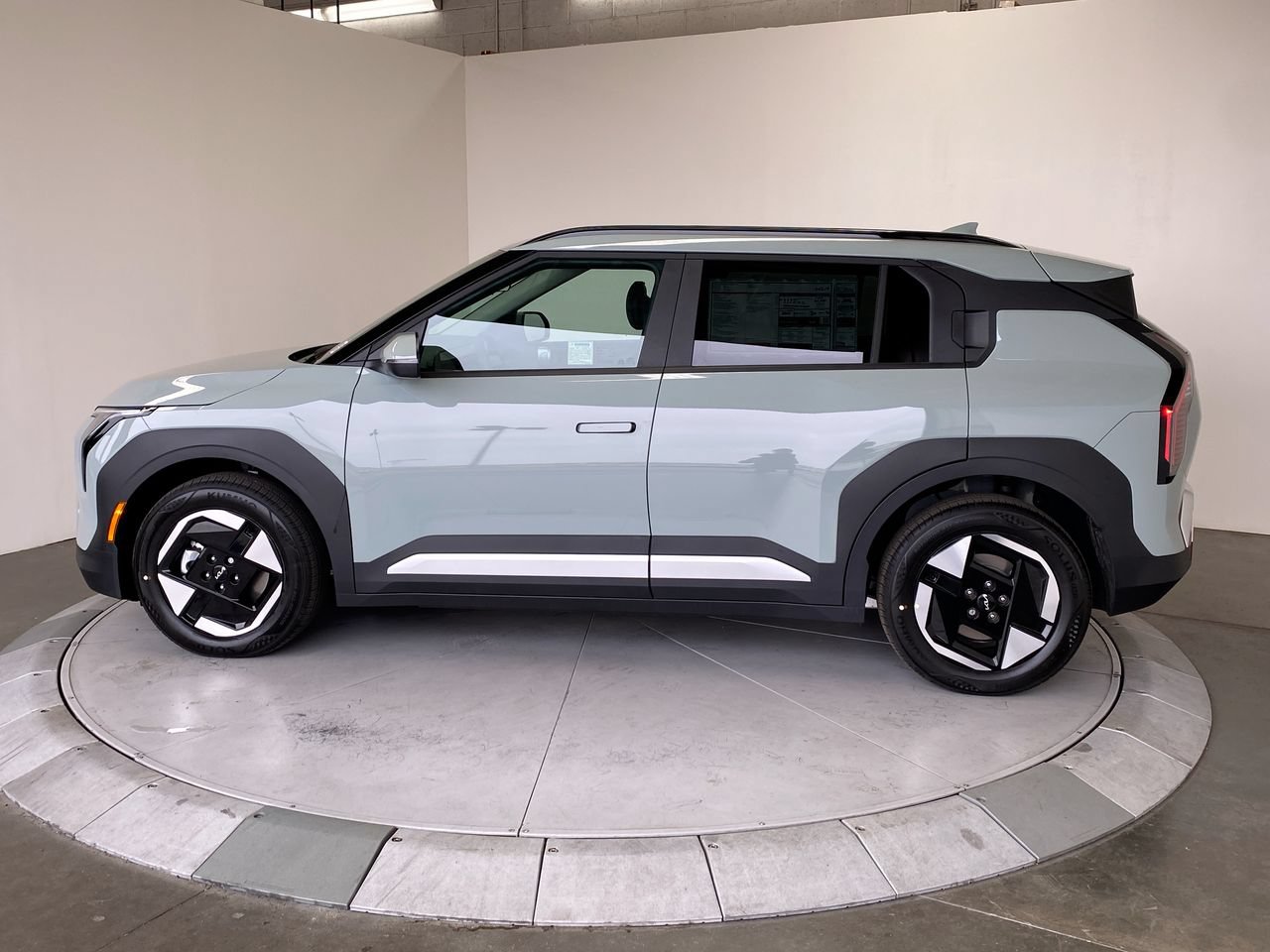 New 2027 Kia EV3 Wind FWD image 2