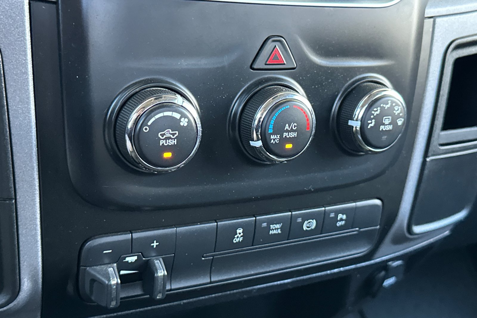 Used 2014 RAM 2500 Tradesman w/ Chrome Appearance Group AWD/4WD image 19