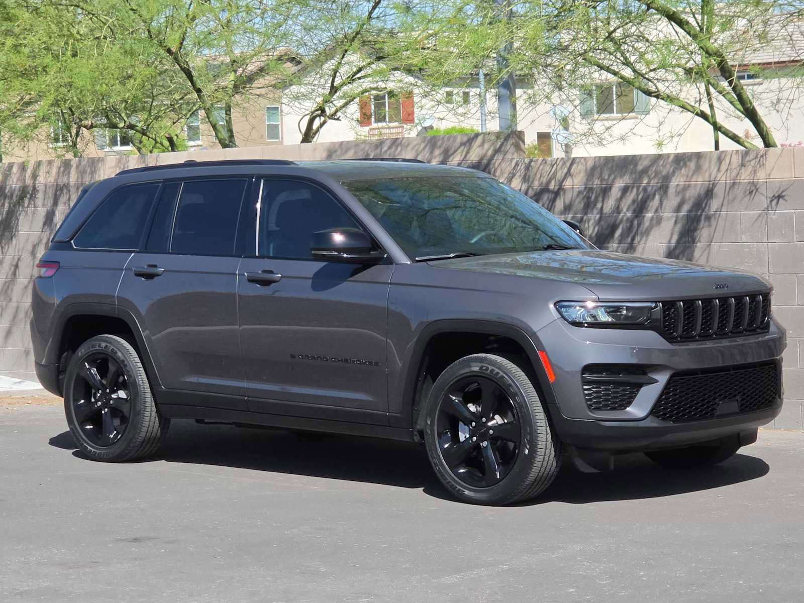 Used 2023 Jeep Grand Cherokee Altitude image 3