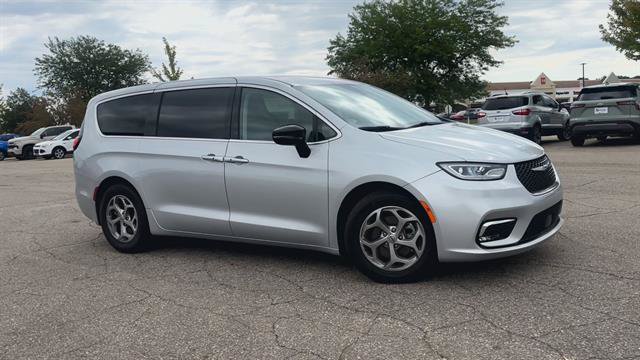 Used 2024 Chrysler Pacifica Limited FWD image 2