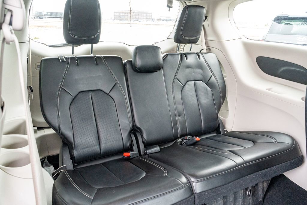 Used 2023 Chrysler Pacifica Touring-L image 21