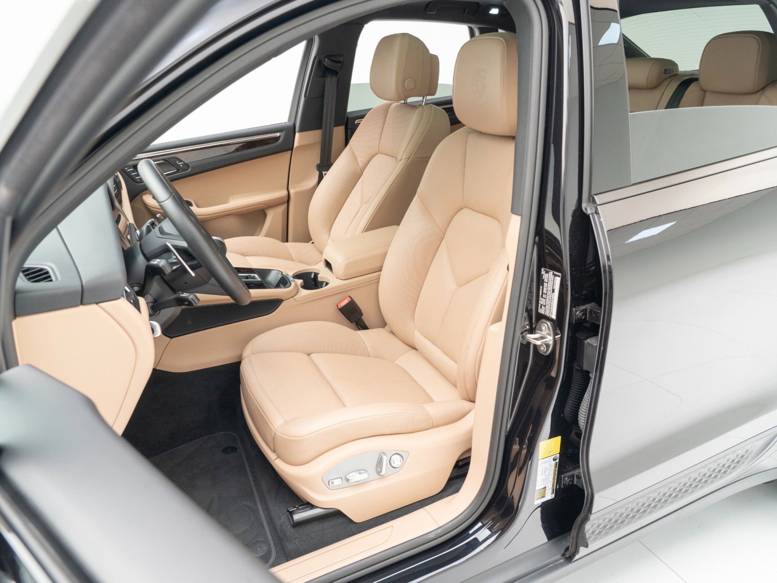Certified 2025 Porsche Macan image 5