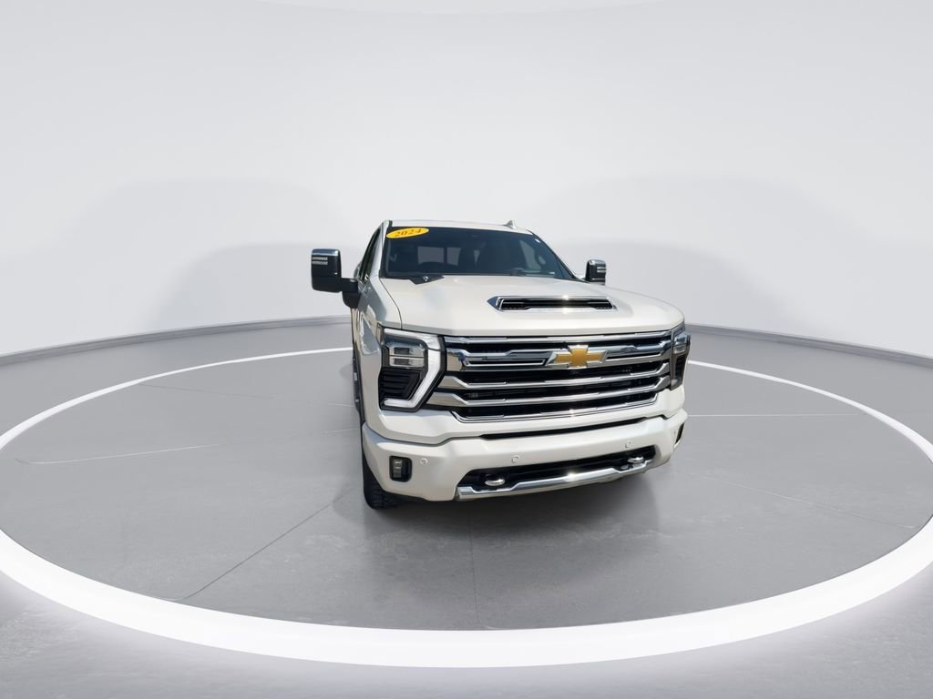 Used 2024 Chevrolet Silverado 2500 High Country w/ Technology Package AWD/4WD image 3