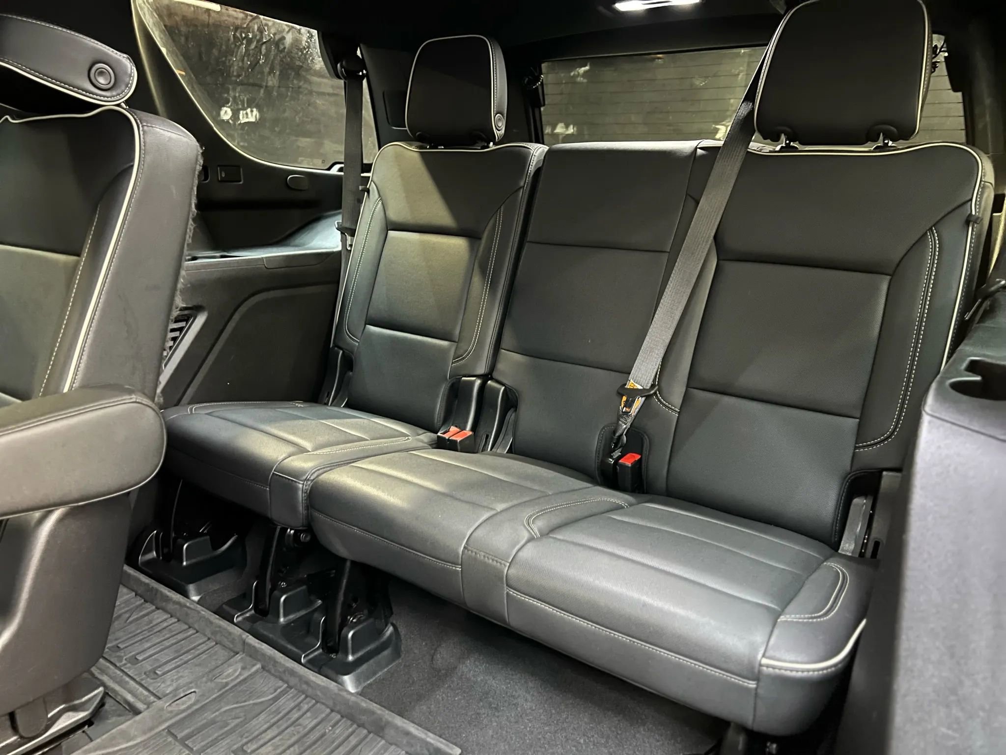 Used 2023 GMC Yukon SLT w/ SLT Premium Package image 19