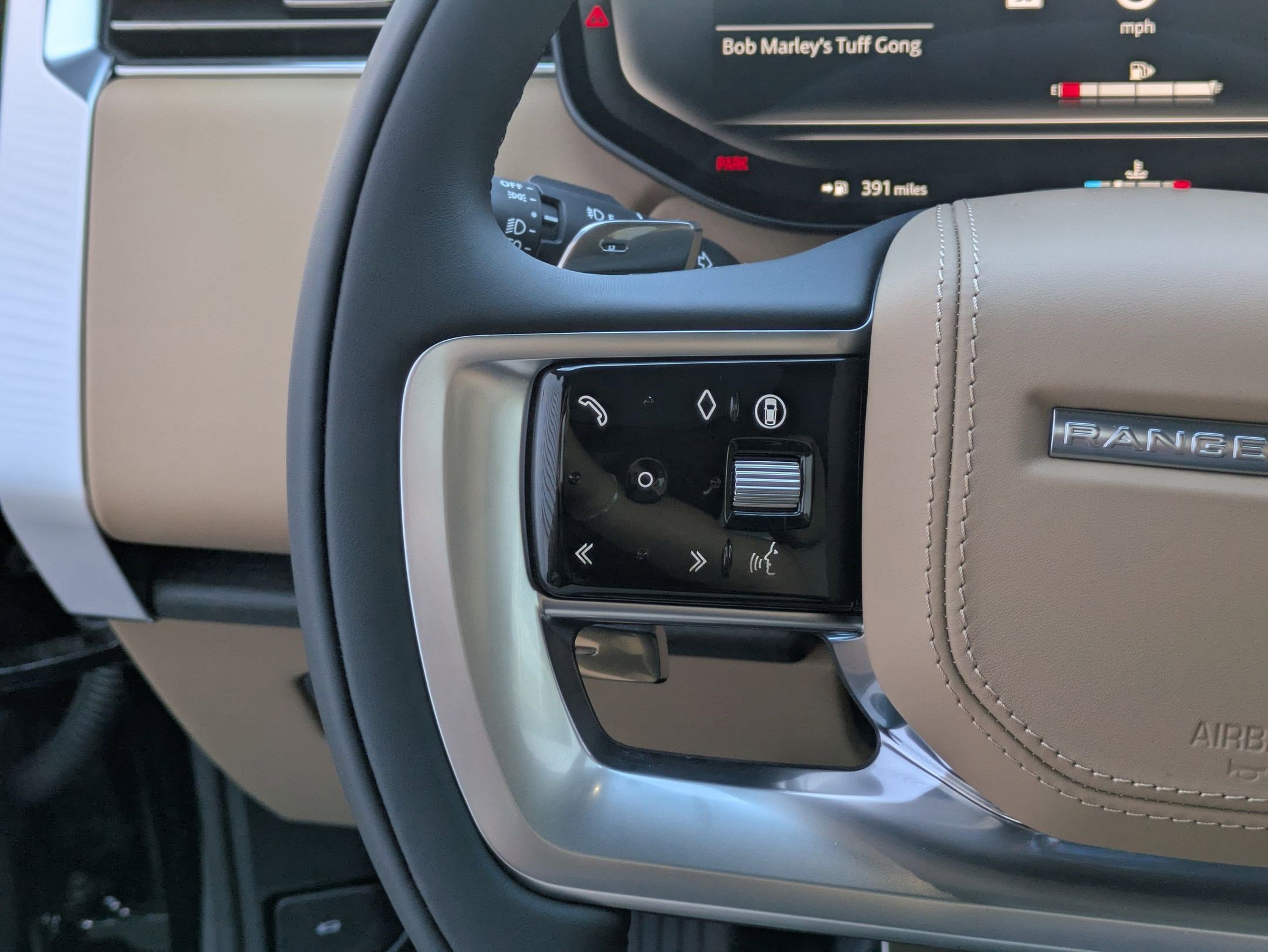 New 2025 Land Rover Range Rover Long Wheelbase SE image 15