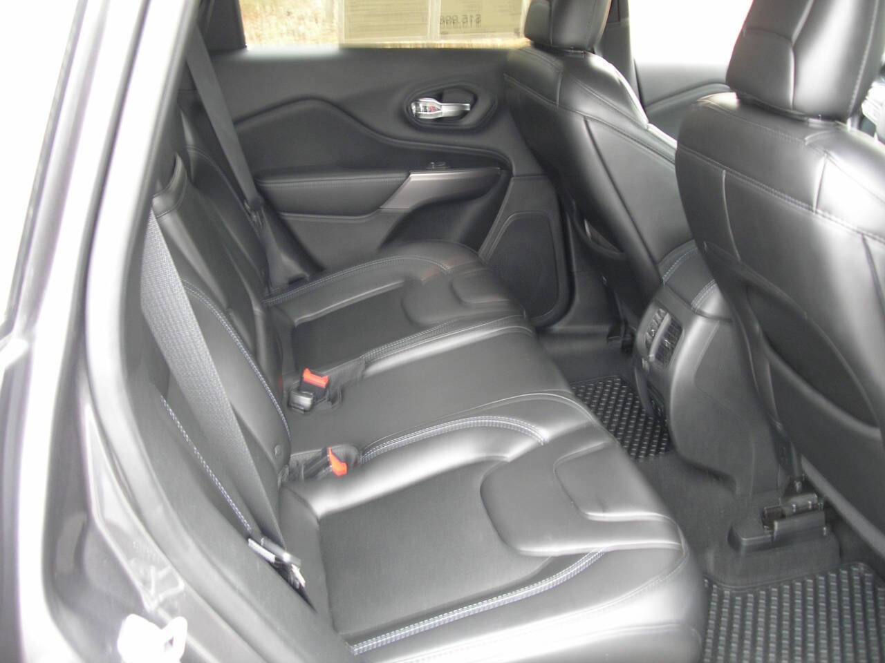 Used 2019 Jeep Cherokee Latitude Plus w/ Cold Weather Group image 7