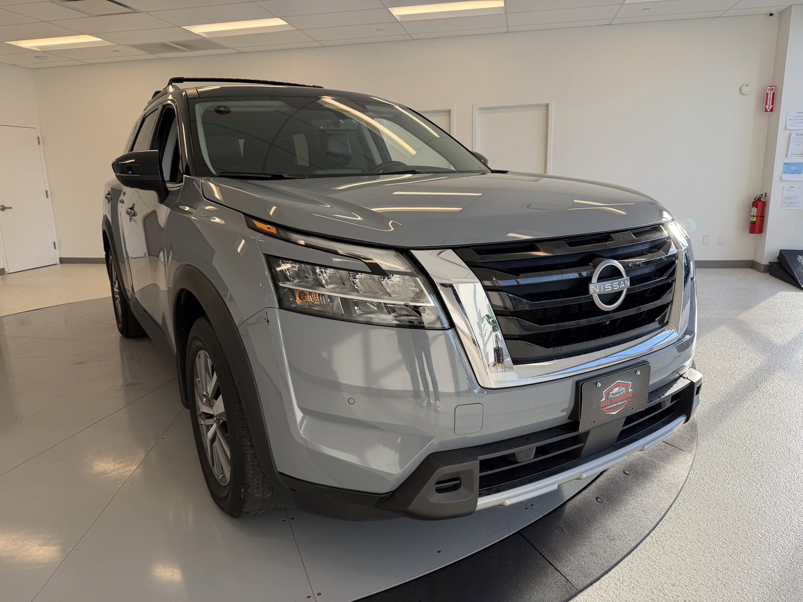 Used 2023 Nissan Pathfinder SL