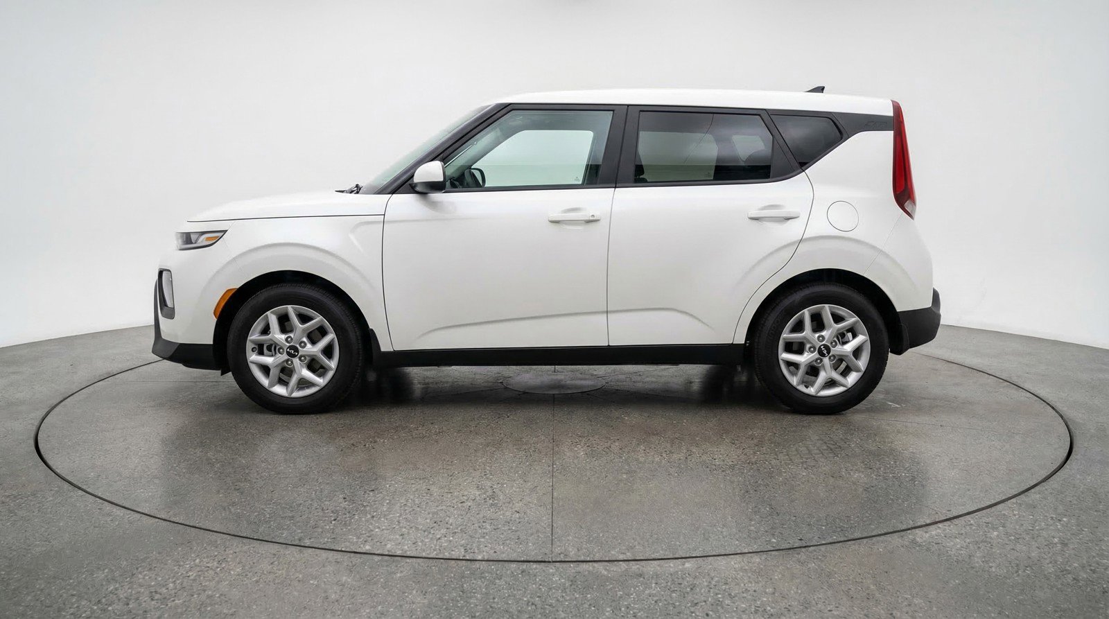 Used 2025 Kia Soul LX w/ LX Technology Package image 3