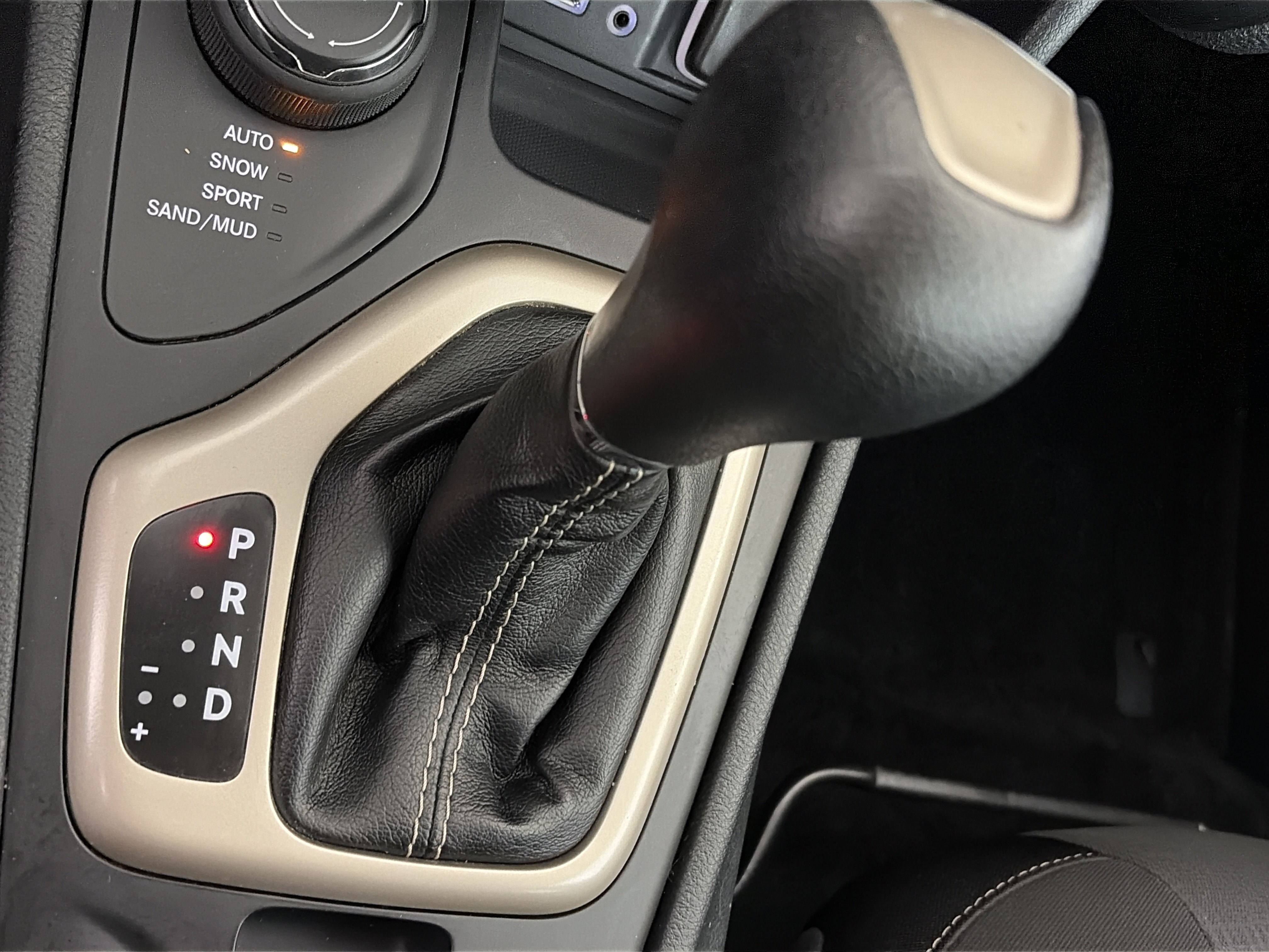 Used 2015 Jeep Cherokee Latitude w/ Cold Weather Group AWD/4WD image 32