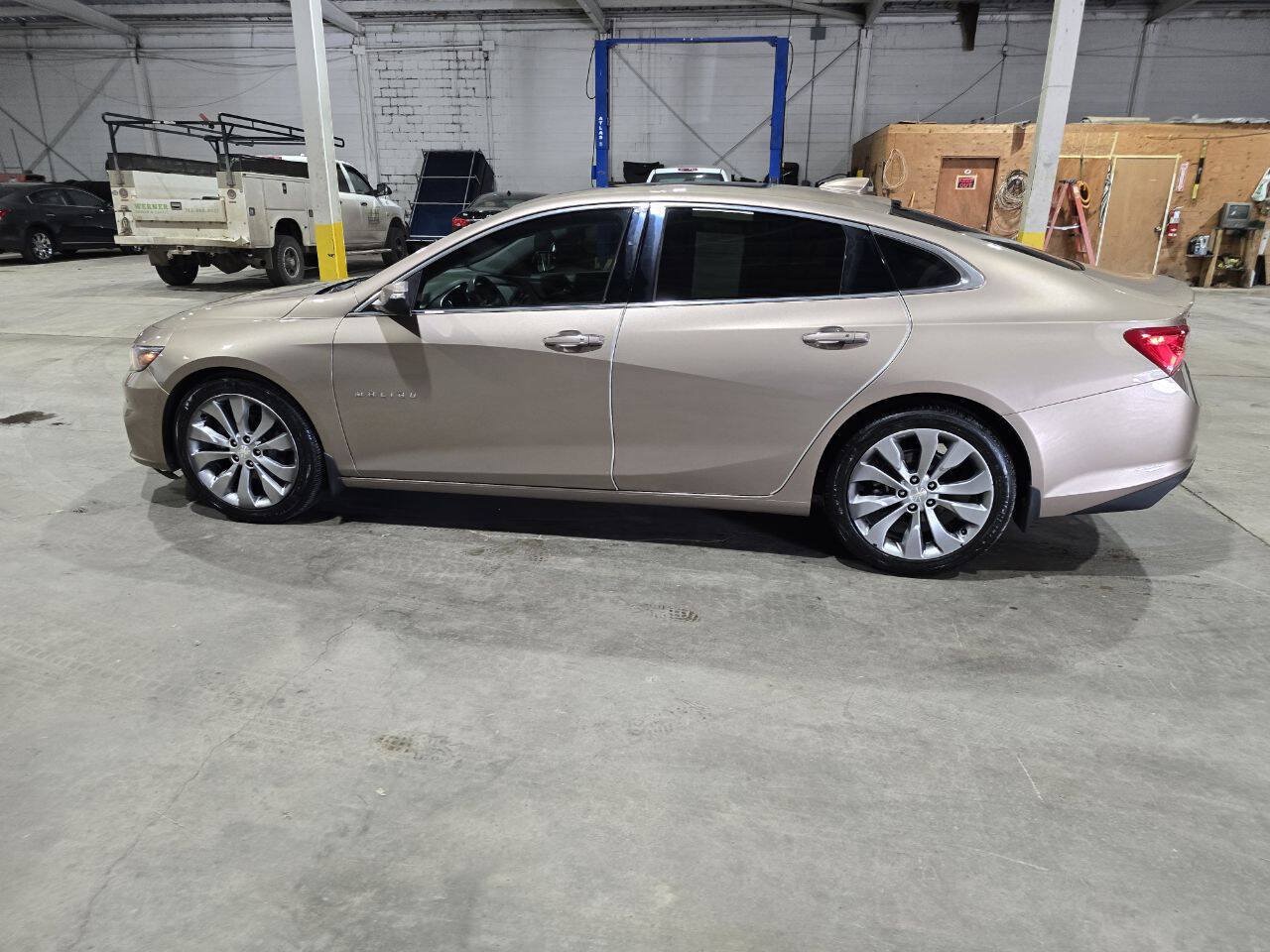 Used 2018 Chevrolet Malibu Premier w/ Premier Sun and Wheel Package FWD image 6