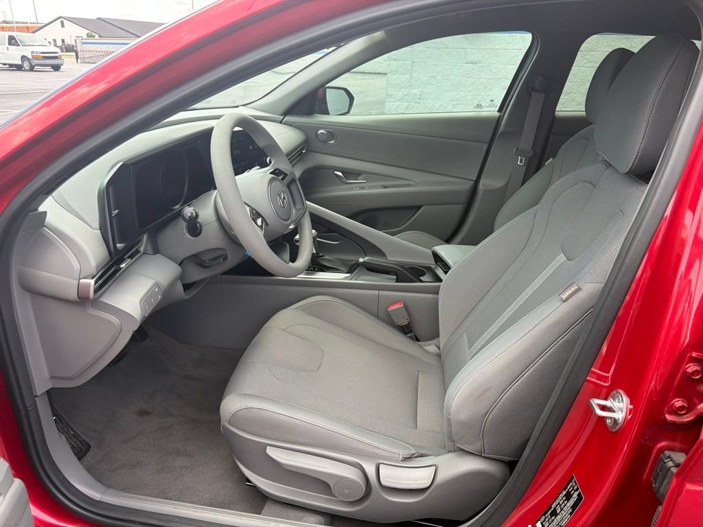 Used 2023 Hyundai Elantra SE FWD image 16
