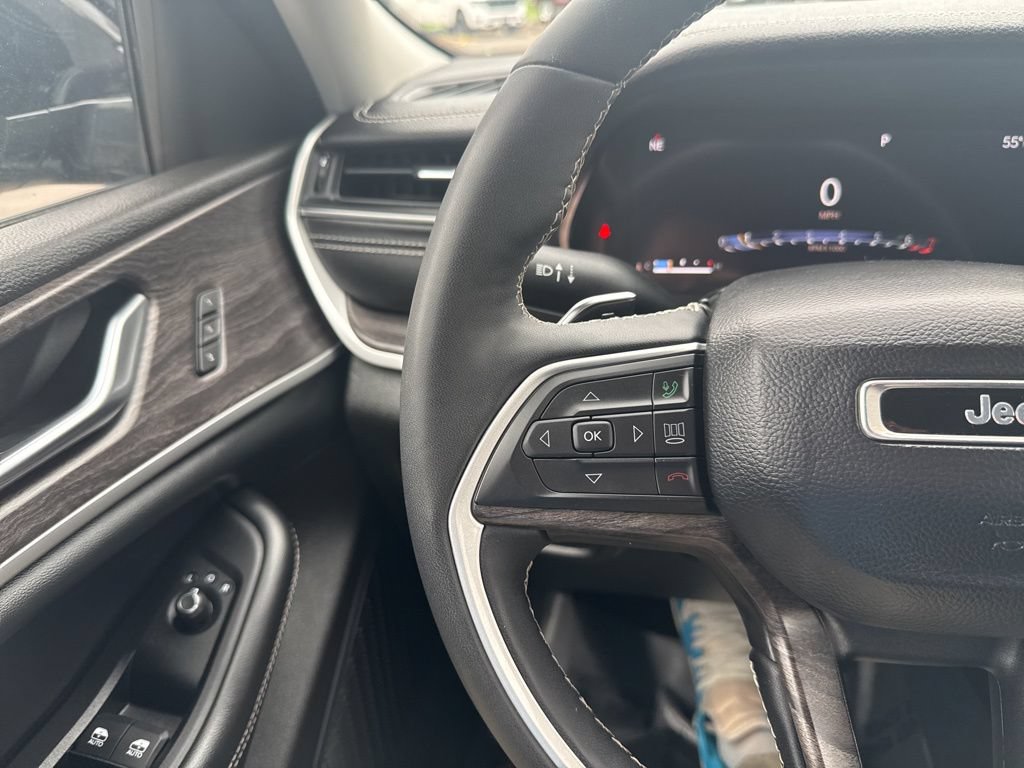 Used 2023 Jeep Grand Cherokee Limited AWD/4WD image 28