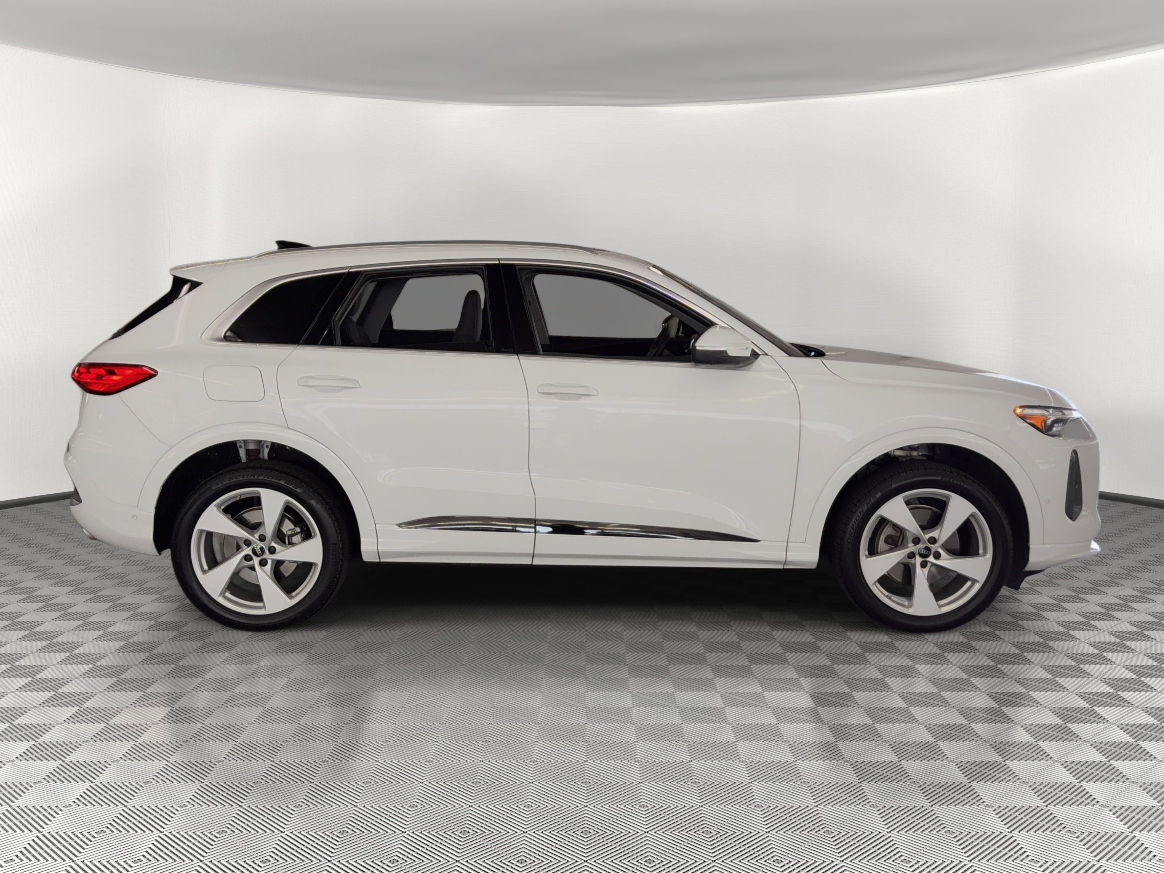 Used 2025 Audi Q5 Premium Plus w/ Premium Plus image 8