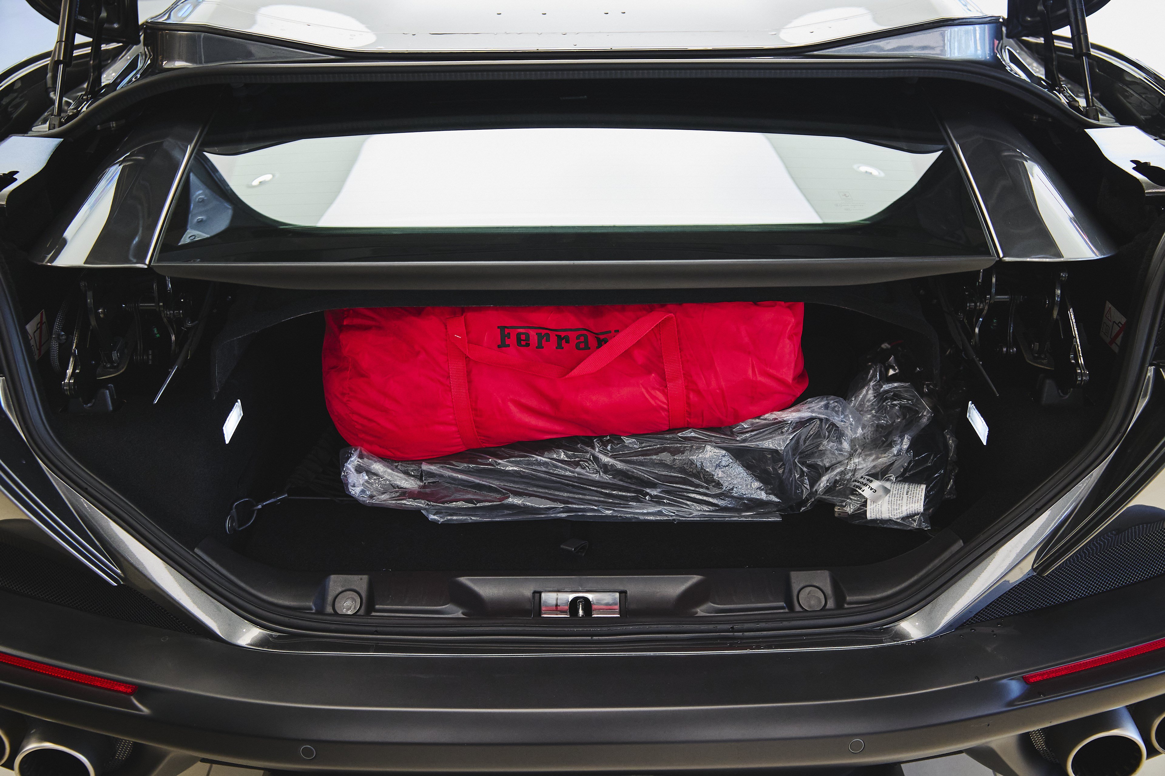 Used 2019 Ferrari Portofino RWD image 16