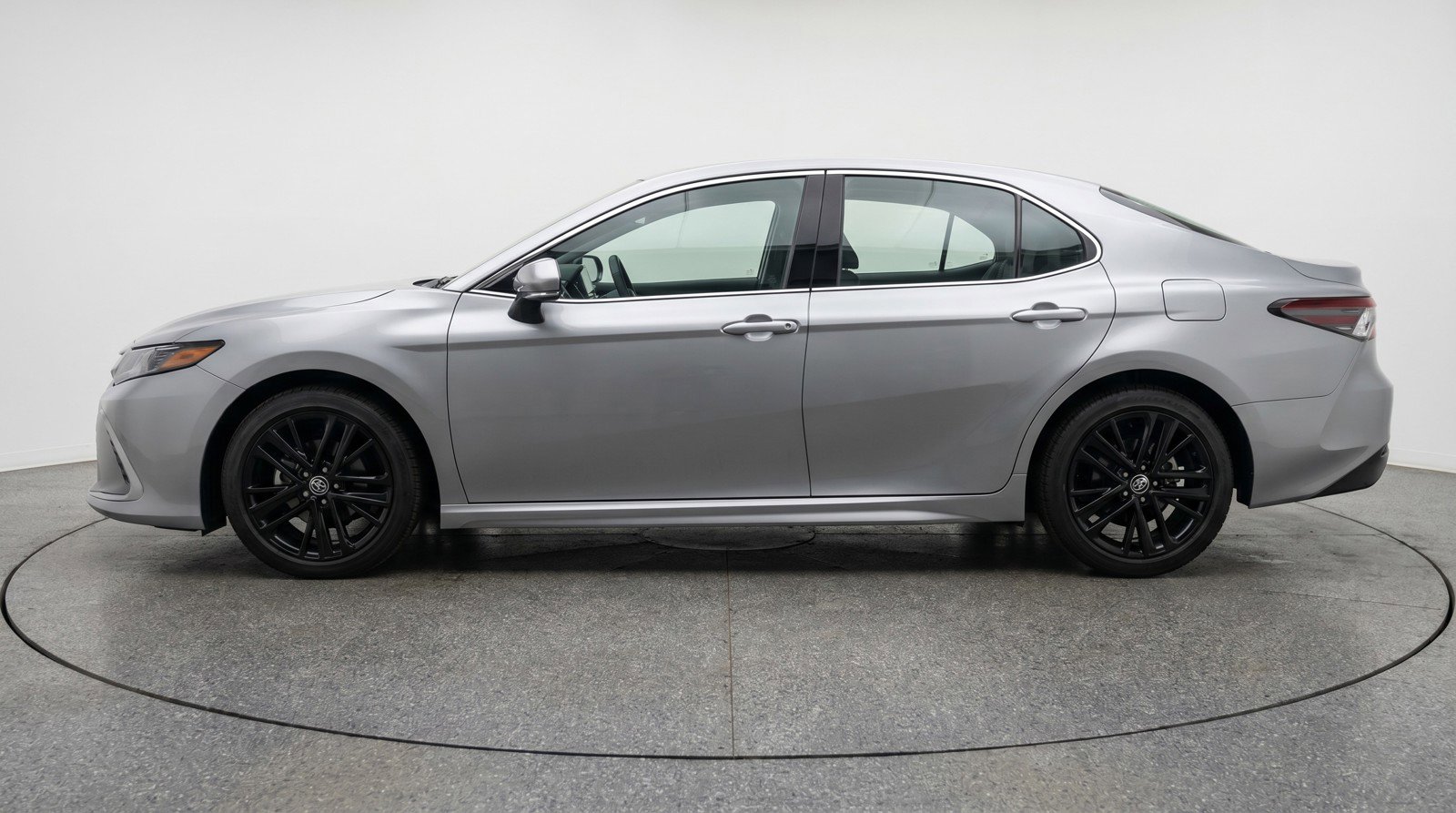 Used 2025 Toyota Camry SE FWD image 5