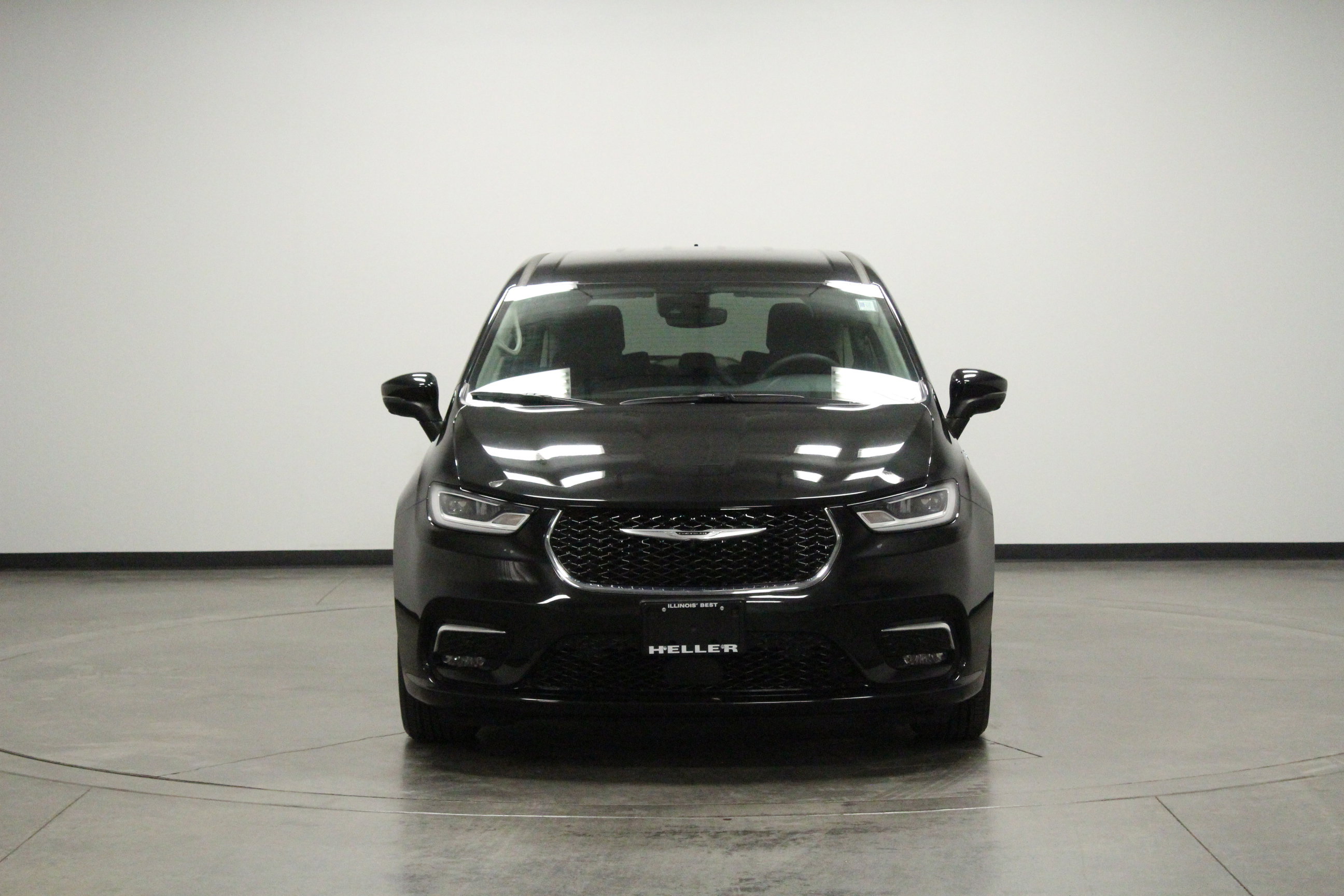 Used 2023 Chrysler Pacifica Touring-L FWD image 3