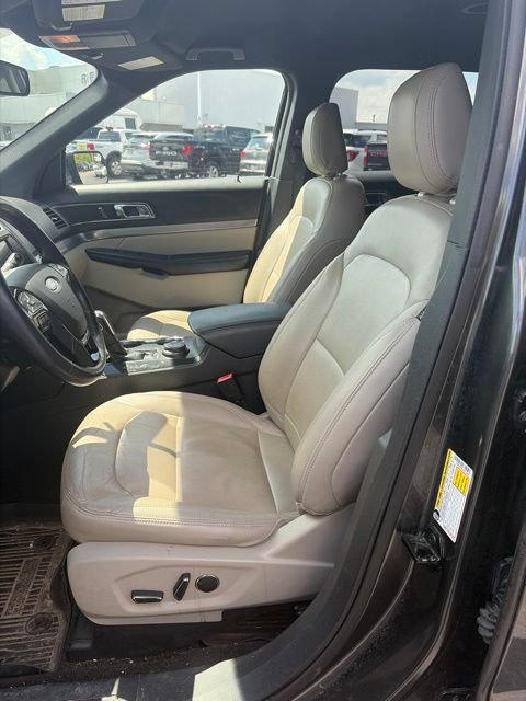 Used 2018 Ford Explorer XLT w/ Equipment Group 202A AWD/4WD image 13