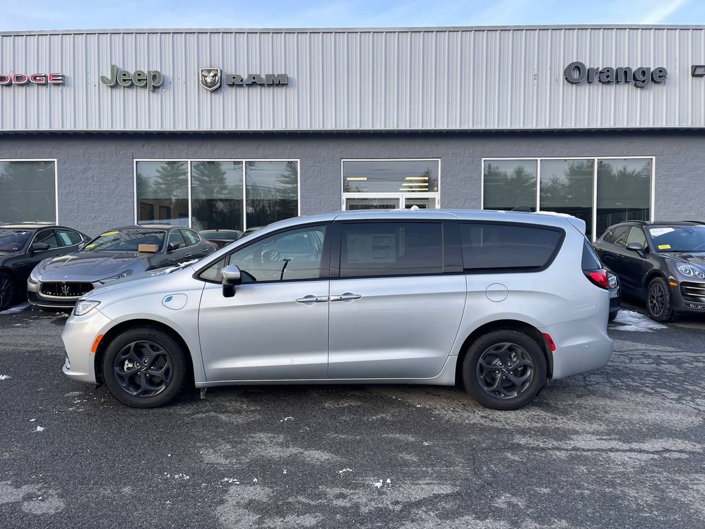New 2023 Chrysler Pacifica Touring-L w/ S Appearance Package FWD image 3