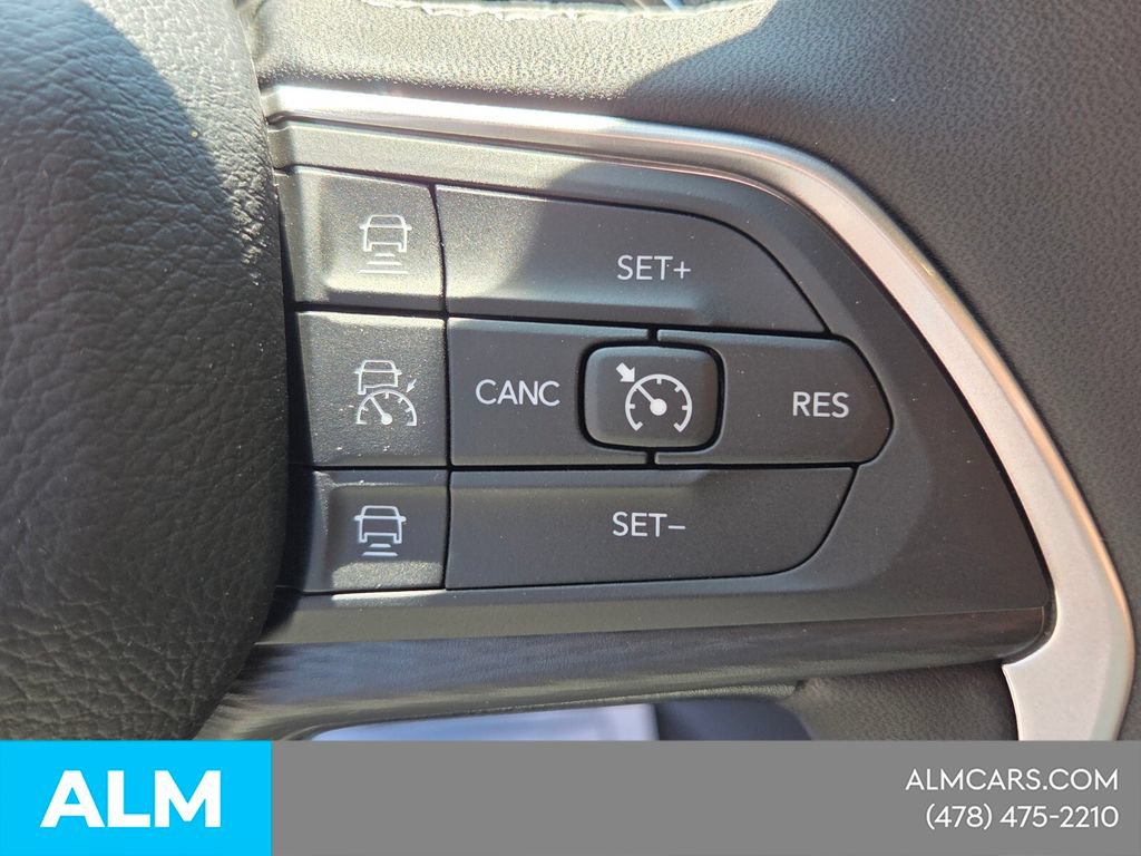 Used 2025 Jeep Grand Cherokee Laredo w/ Luxury Tech Group I AWD/4WD image 27
