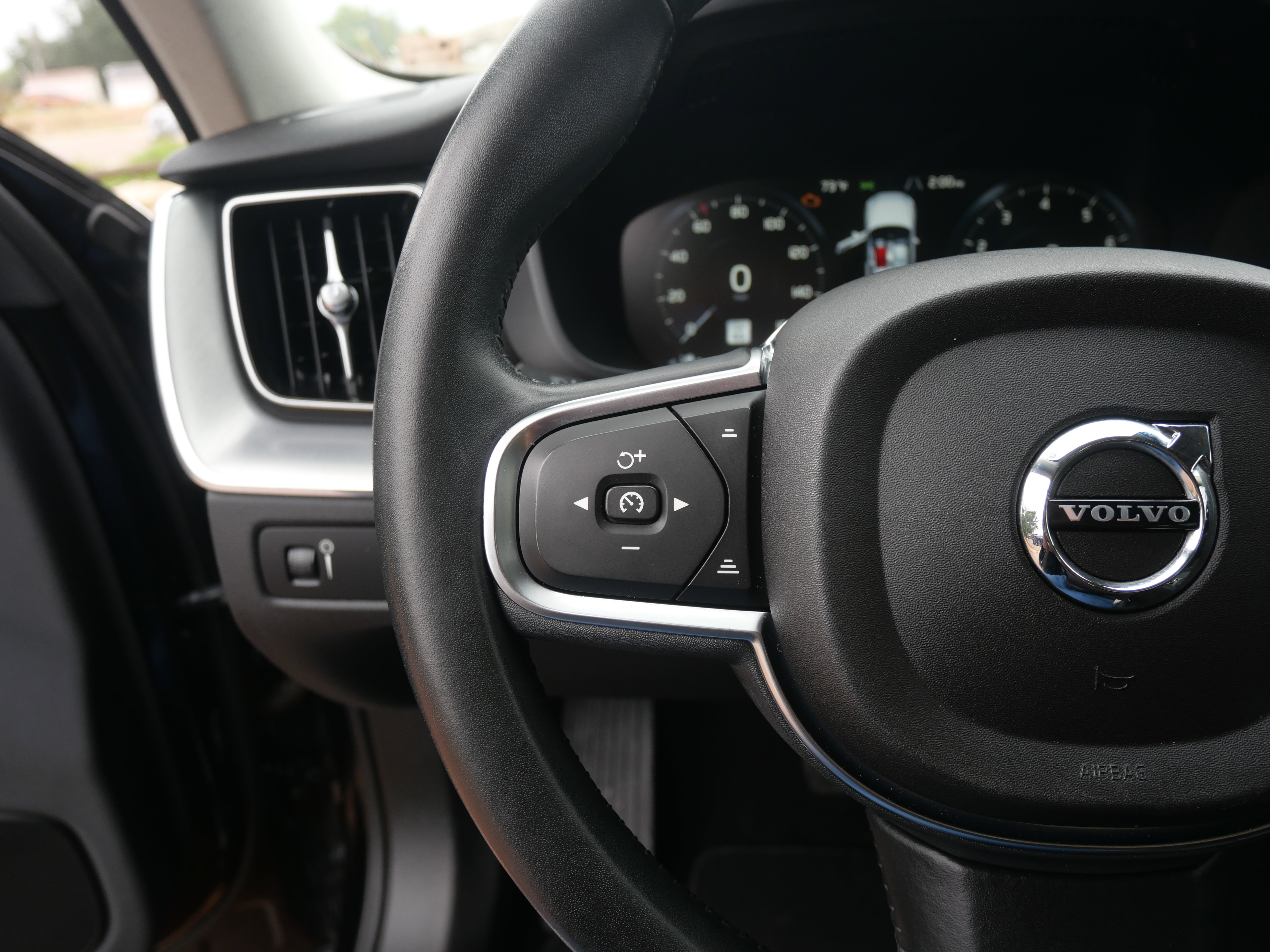 Used 2019 Volvo XC60 T5 Momentum w/ Protection Package Premier image 20