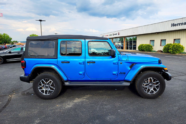 Used 2025 Jeep Wrangler Unlimited Sahara AWD/4WD image 19