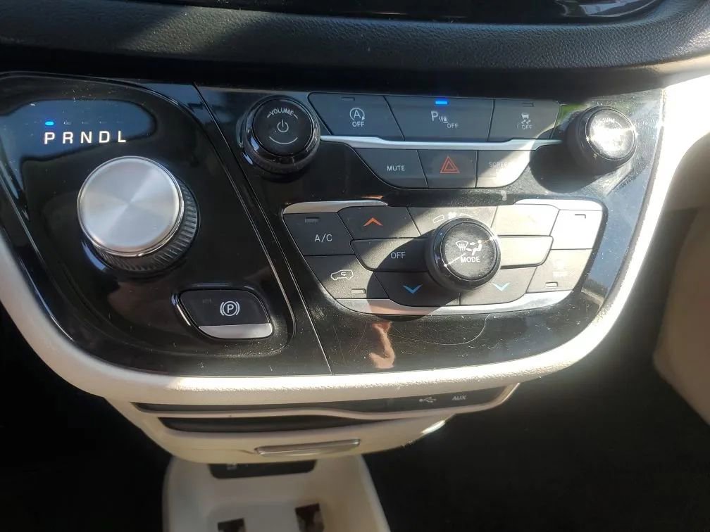 Used 2020 Chrysler Voyager L image 15