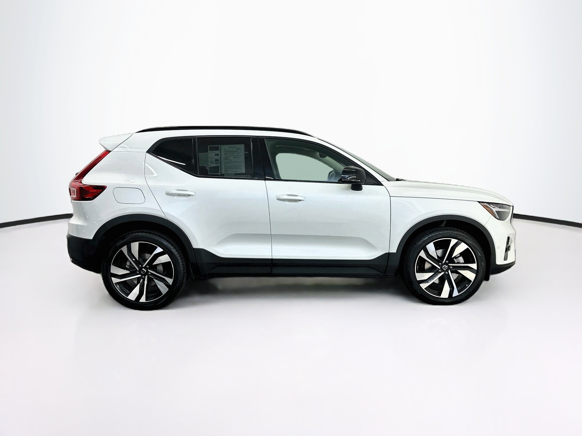 Used 2025 Volvo XC40 B5 Plus AWD/4WD image 10